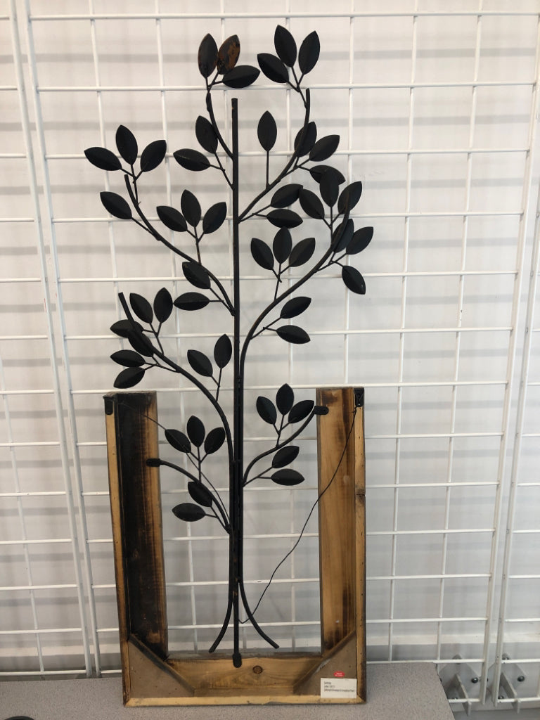 METAL PLANT W/WOODEN BASE WALL-HANGING.