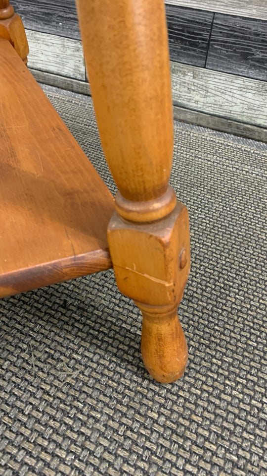 VTG WOOD SIDE TABLE W/SPINDLE LEGS AND SHELF *MINOR WEAR.