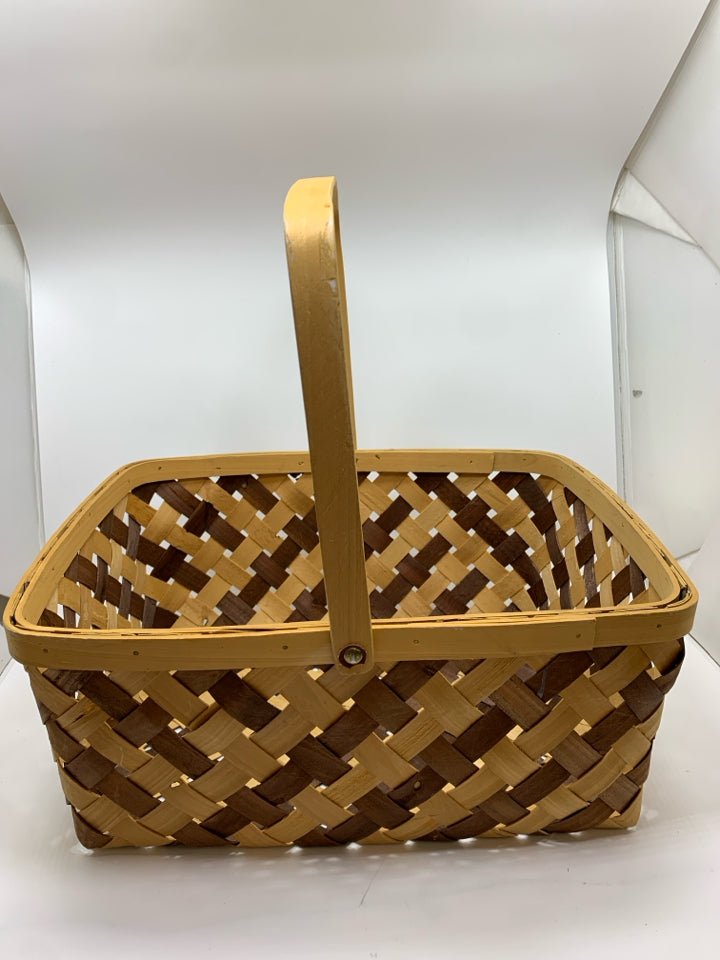 TWO TONE WOVEN BASKET W/HANDLE.
