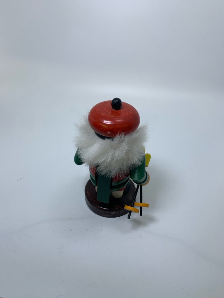 SHORT NUTCRACKER W/ SKIS.