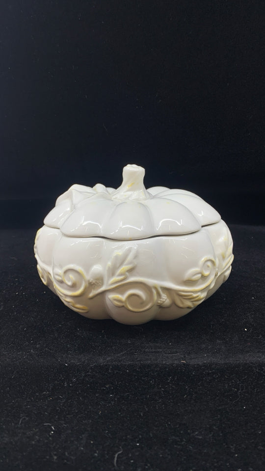 WHITE SCROLL PUMPKIN SERVER W LID.