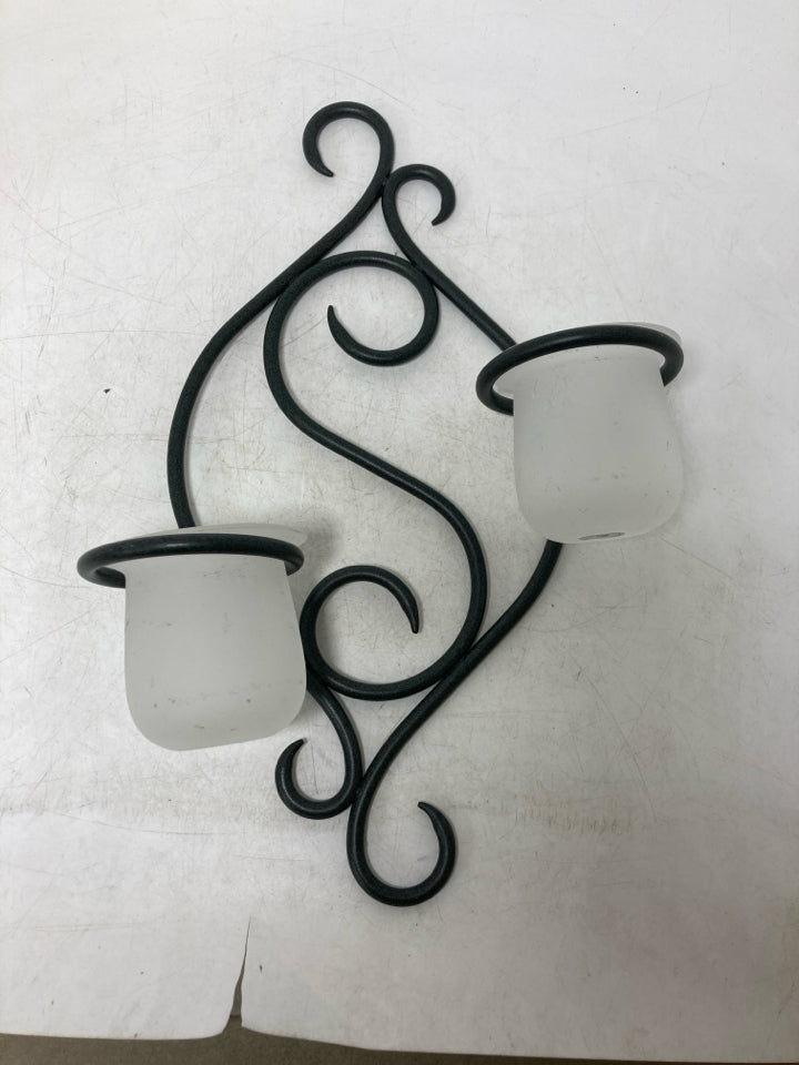 GREEN METAL SCROLL WALL HANGING W/ 2 FROSTED TEA LIGHTS.