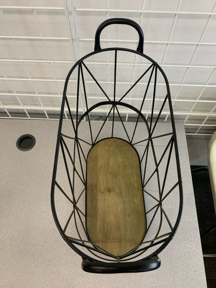 METAL SIDE BASKET W/WOODEN BASE.