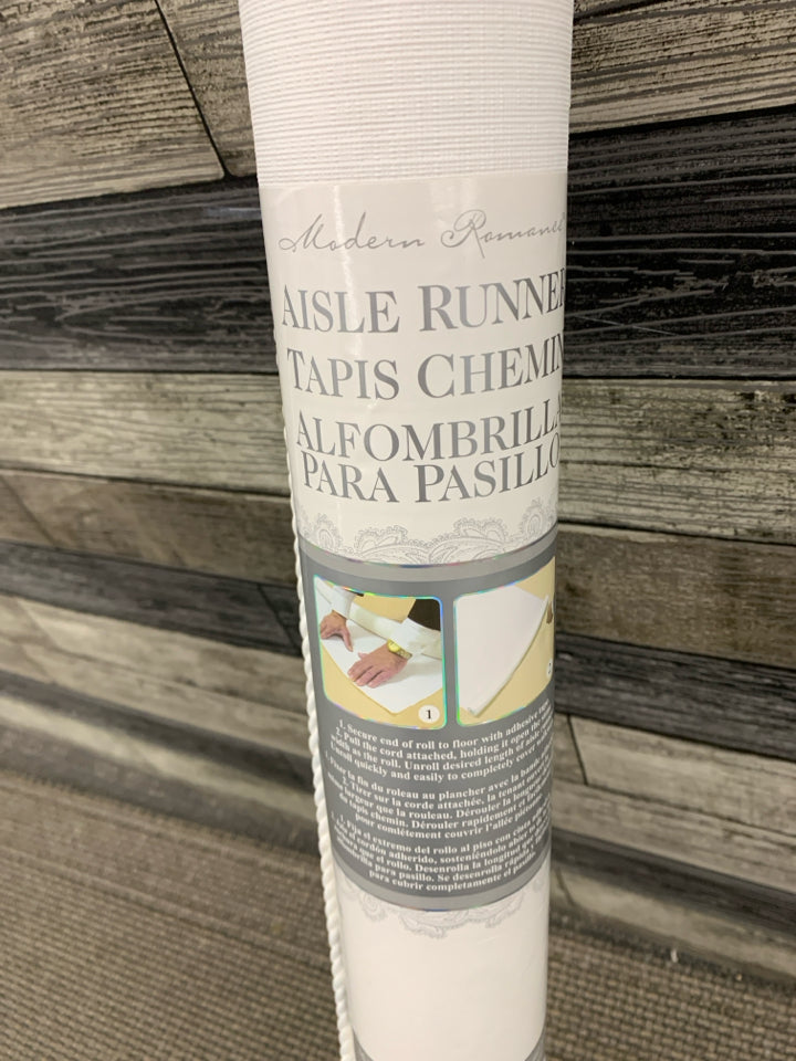 NIP WHITE AISLE RUNNER.