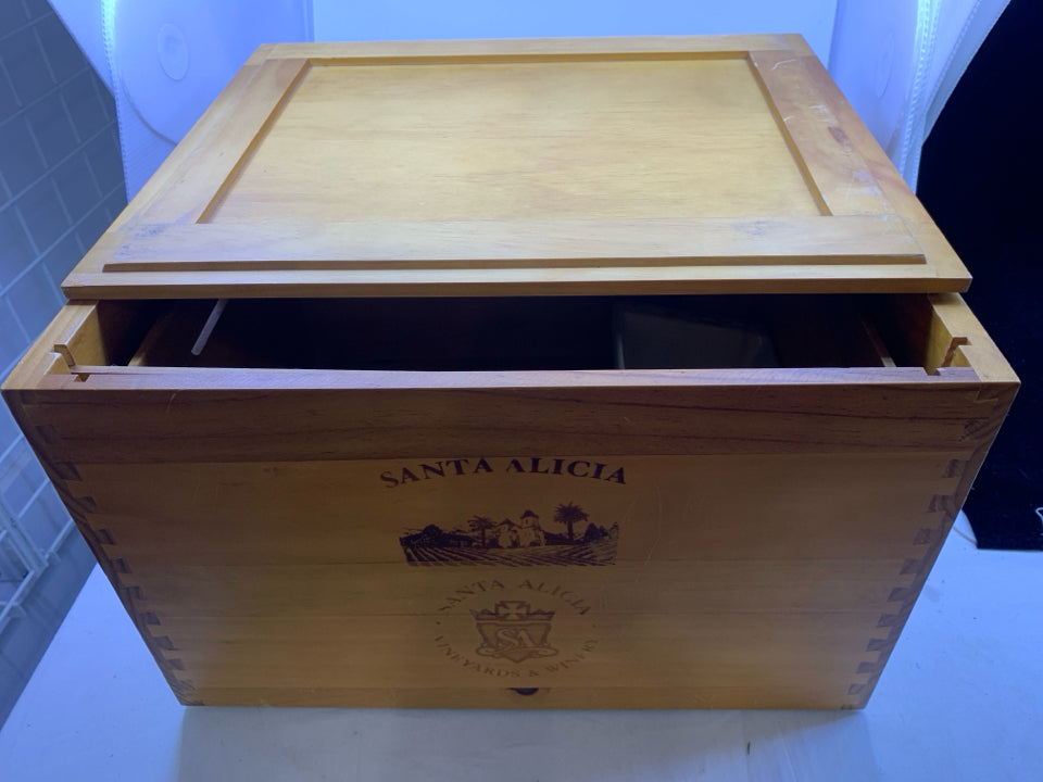 WOODEN WINE CRATE WITH LID.