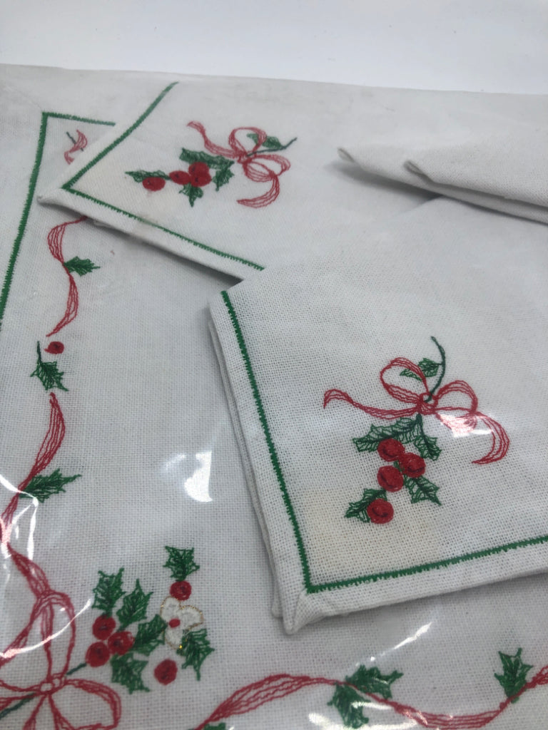 NIP CHRISTMAS HOLY THEMED PLACEMATS, NAPKINS AND NAPKIN RINGS.