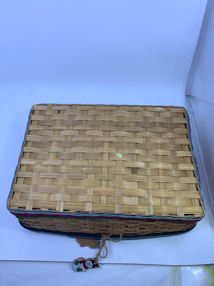 GREEN AND BLONDE RECTANGLE MERRY CHRISTMAS BASKET.