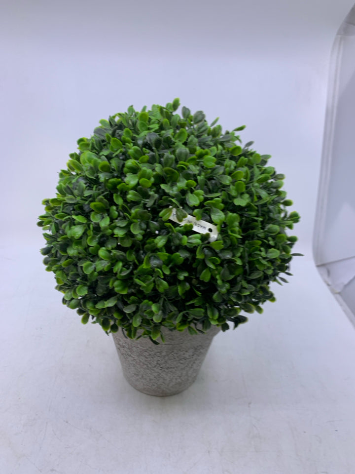 FAUX GREY CEMENT PLANTER W/ GREEN BULB.