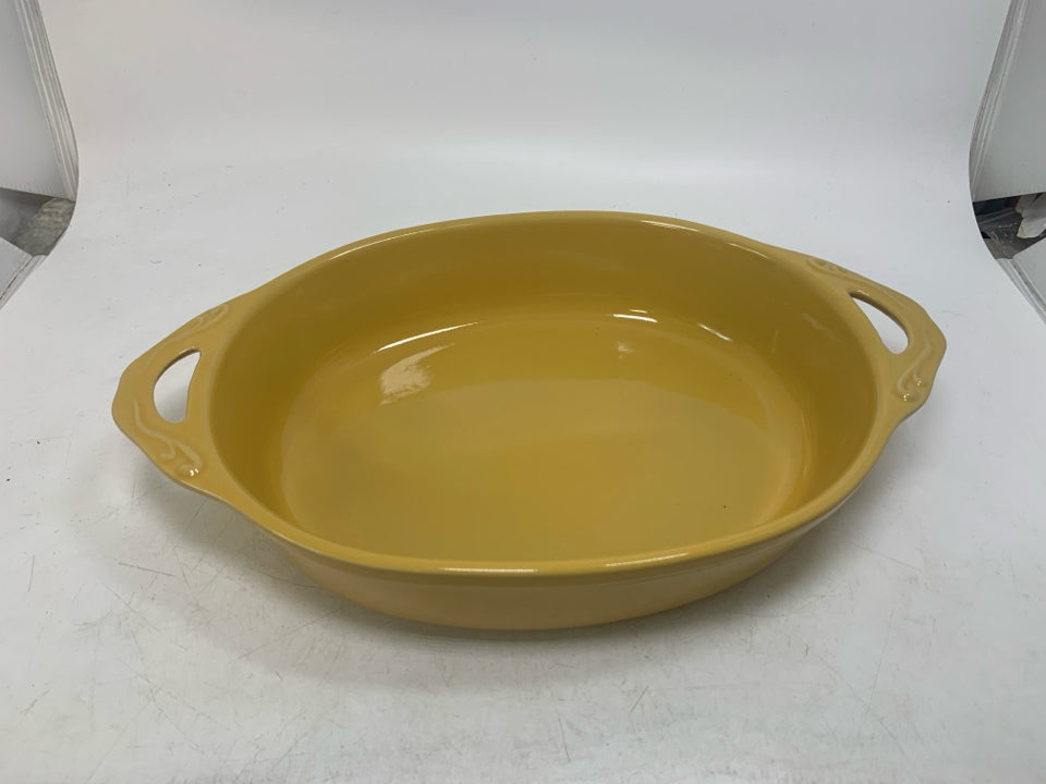 OVAL STONEWARE BAKING DISH W/ HANDLES.
