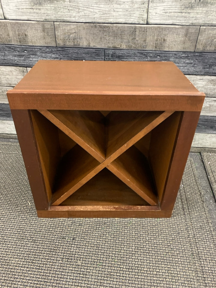 "X" FRAME WOODEN WINE HOLDER.