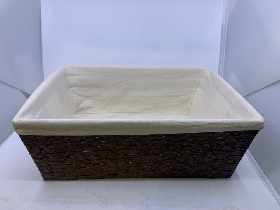 BROWN WOVEN RECTANGLE BASKET W/ WHITE FABRIC LINER.