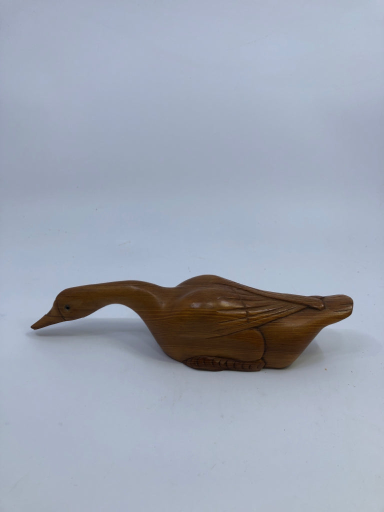 WOODEN CARVED DUCK DECOR.