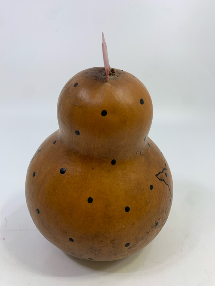 PRIMITIVE GOURD CHICKEN W/METAL FEET.