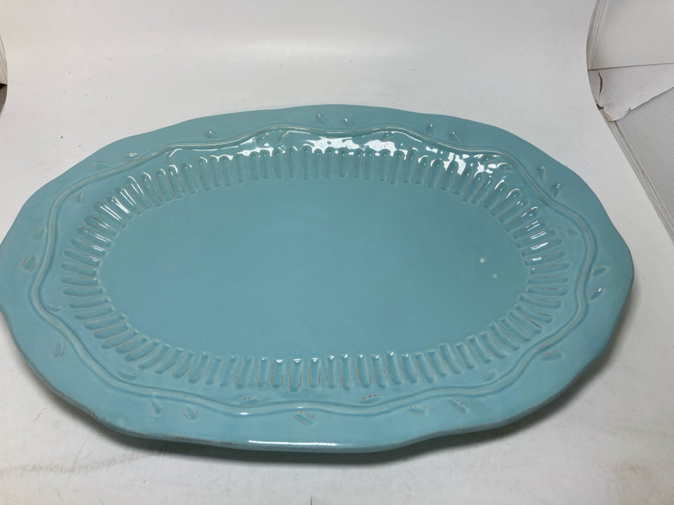 LARGE OVAL TEXTURED PLATTER.