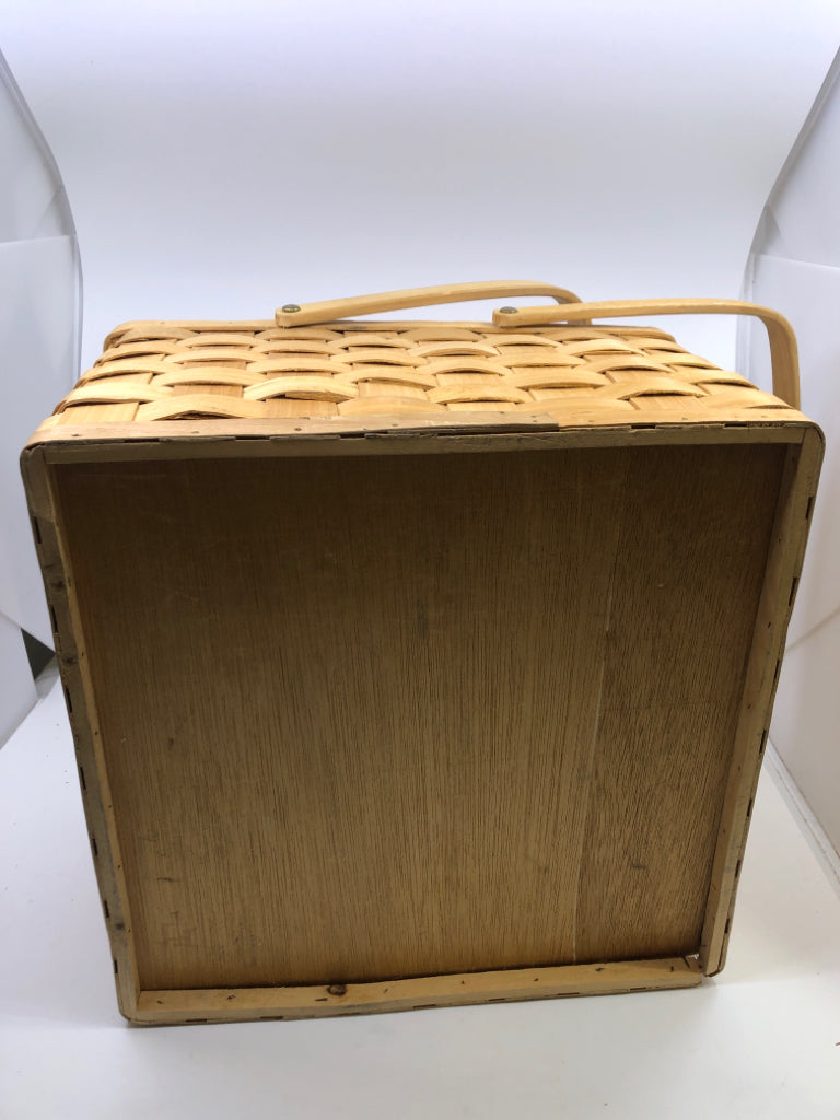 BLONDE PICNIC BASKET W/ 2 HANDLES & BROWN LEATHER STRAPS.