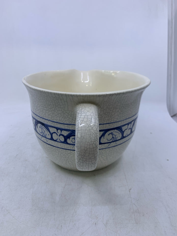 WHITE CRACKLE MIXING BOWL W/ HANDLE SPOUT.