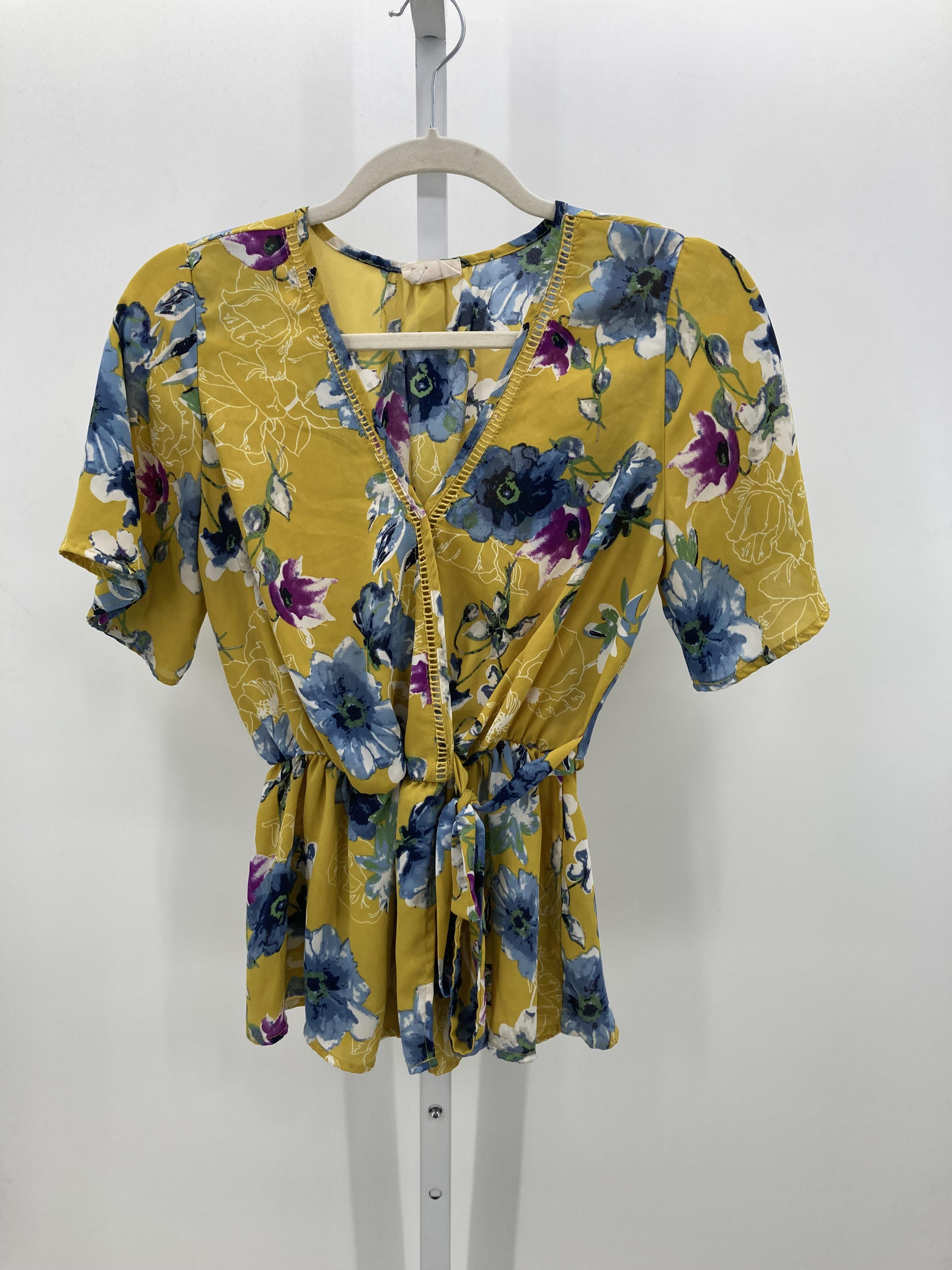 Size Medium Juniors Short Sleeve Shirt