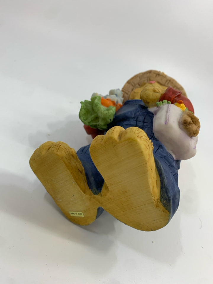 MR BUNNY IN FLOWER HAT HOLDING CARROT.