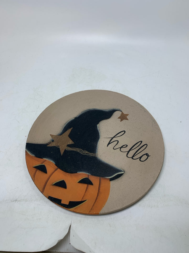 GREY PRIMITVE STYLE PLATE W/ JACKO LANTERN W/ WITCH HAT HELLO.