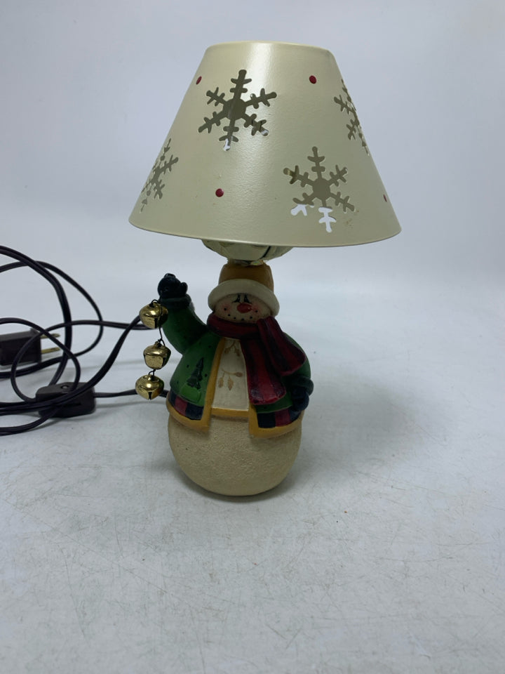 PRIMITIVE STYLE SNOWMAN HOLDING BELLS SMALL TABLE LAMP.