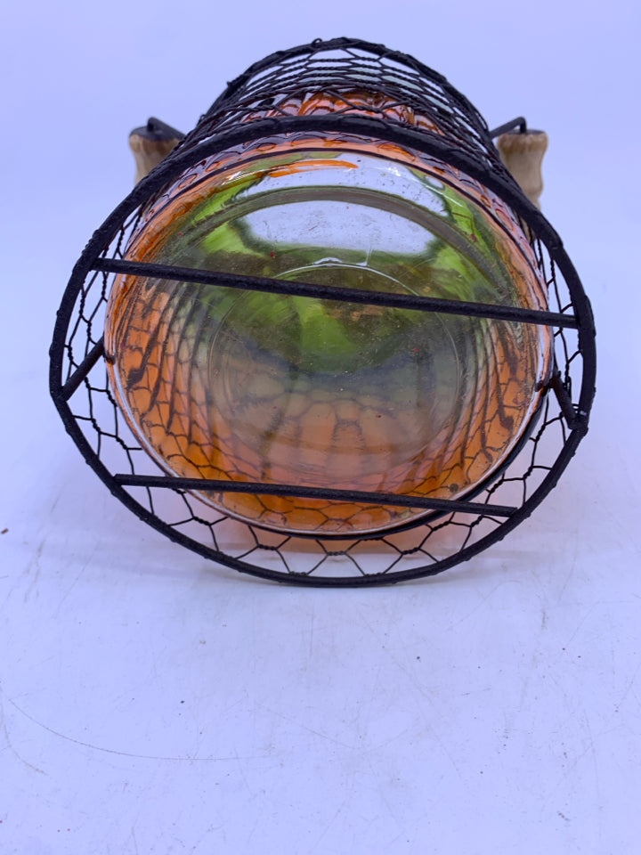 GLASS GREEN/ORANGE RIBBED JAR IN METAL CHICKEN WIRE INSERT CANDLE HOLDER.