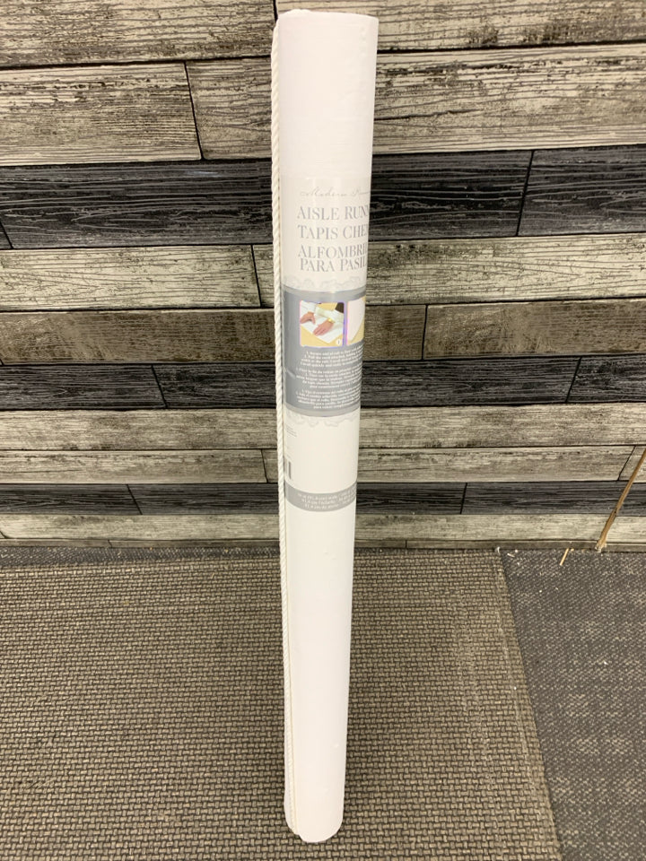 NIP WHITE AISLE RUNNER.