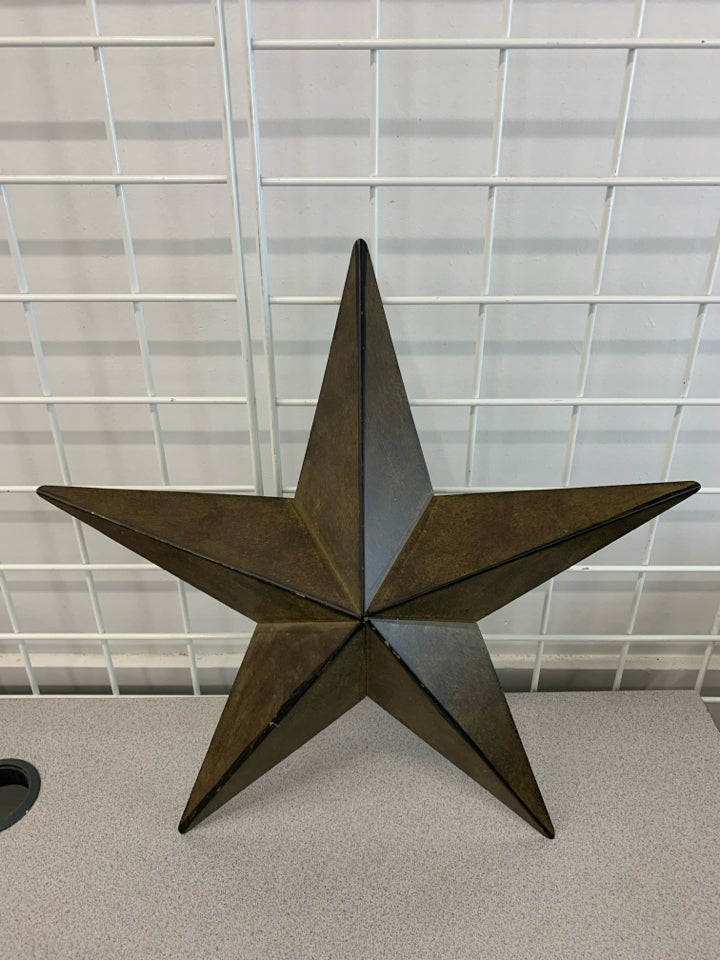 DISTRESSED METAL STAR DECOR.