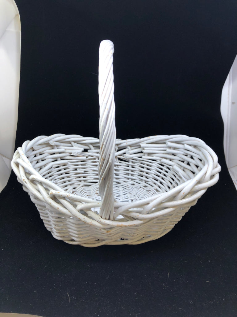 WHITE OVAL BASKET W SINGLE HANDLE.