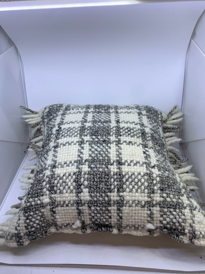 GREY AND WHITE KNITTED PILLOWS.