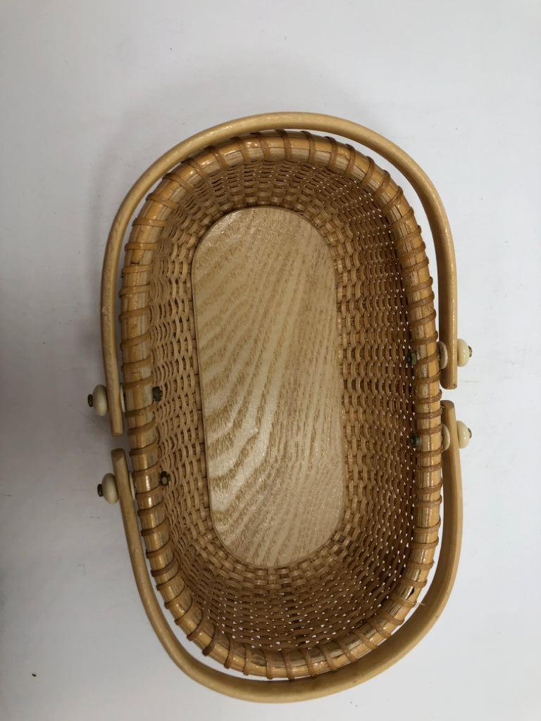 SMALL OVAL WOVEN BASKET W/TWO HANDLES.