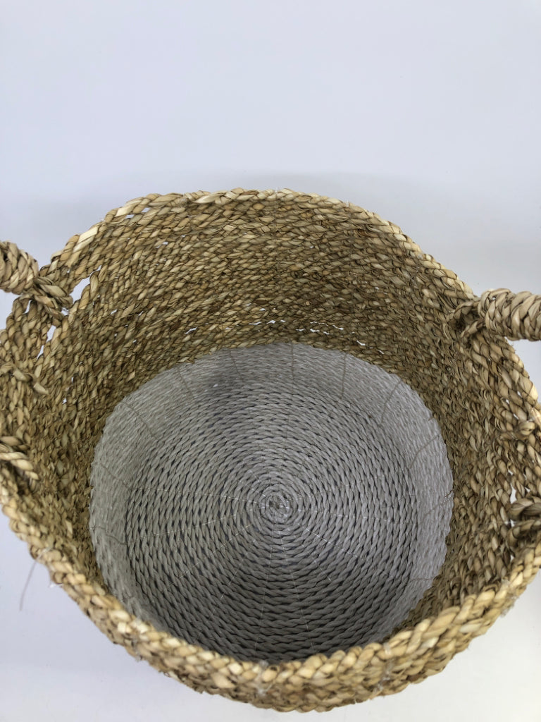 2-TONED WICKER BASKET W/HANDLES WHITE & CREAM.