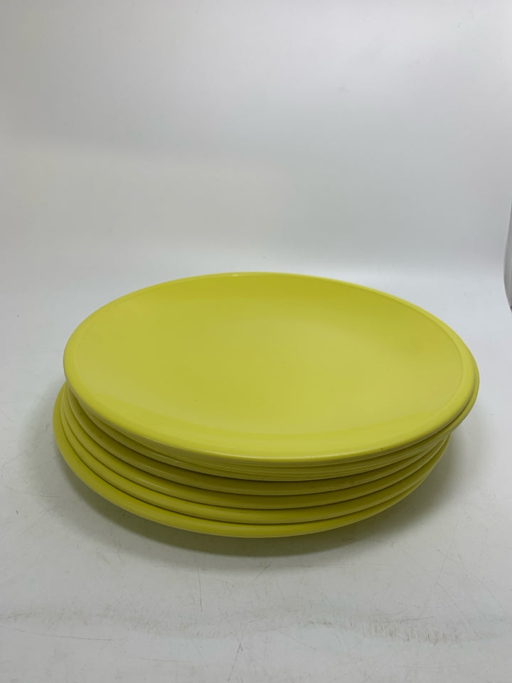 8 MELAMINE DINNER PLATES.