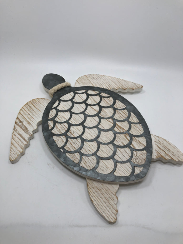 WOODEN SEA TURTLE W/SCALLOPED SHELL.