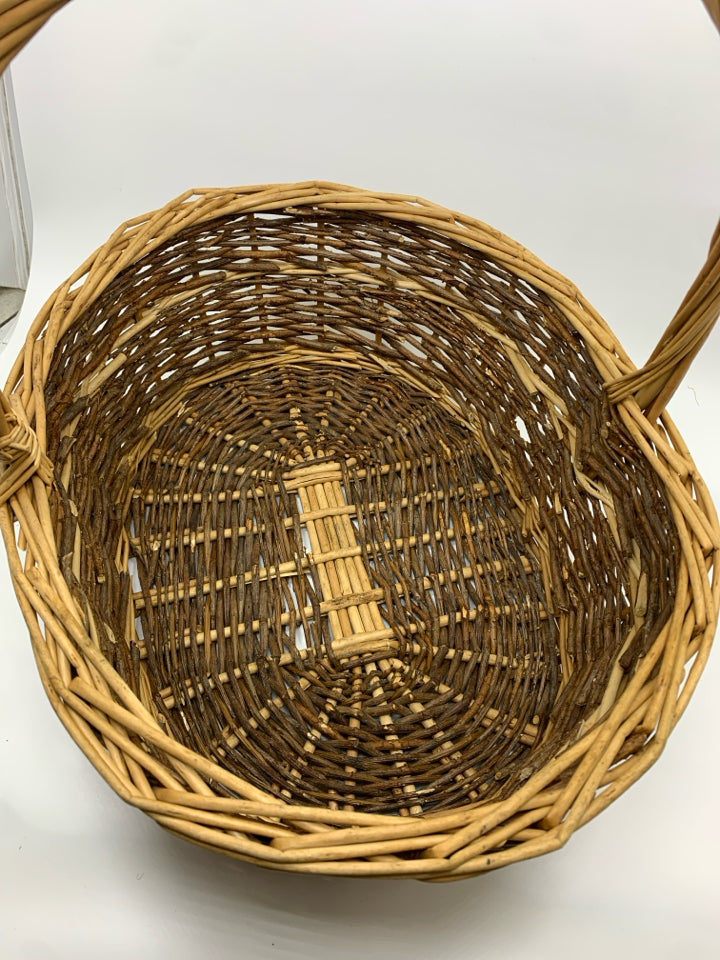 2-TONED WICKER BASKET W/LG HANDLE.