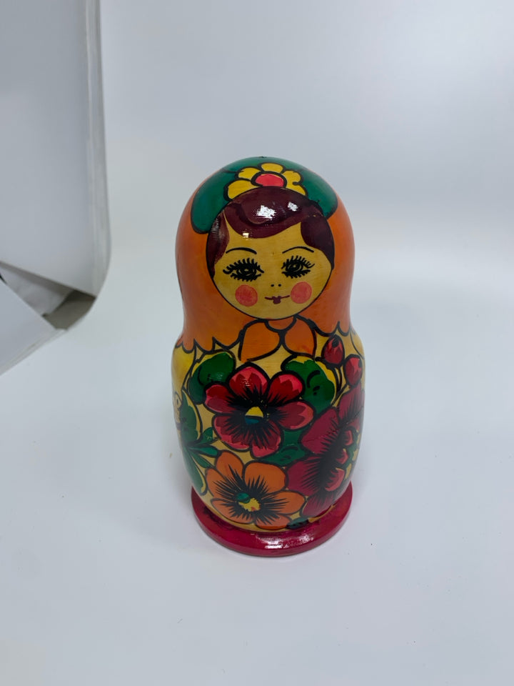 5 WOOD NESTING DOLLS BROWN HAIR WOMAN W/ FLOWERS.