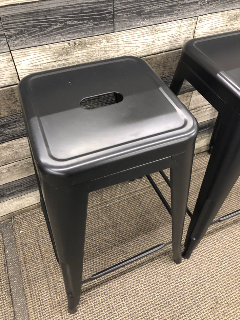 2 INDUSTRIAL BLACK METAL BAR STOOLS.