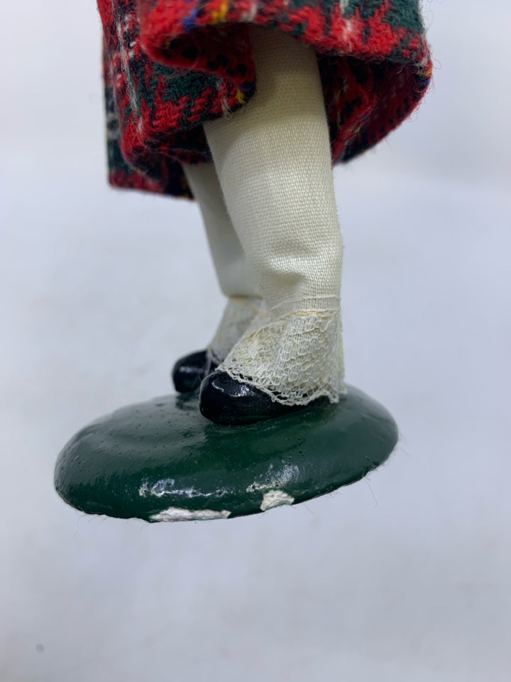 1986 BYERS' CHOICE GIRL CAROLER WITH MUFF.