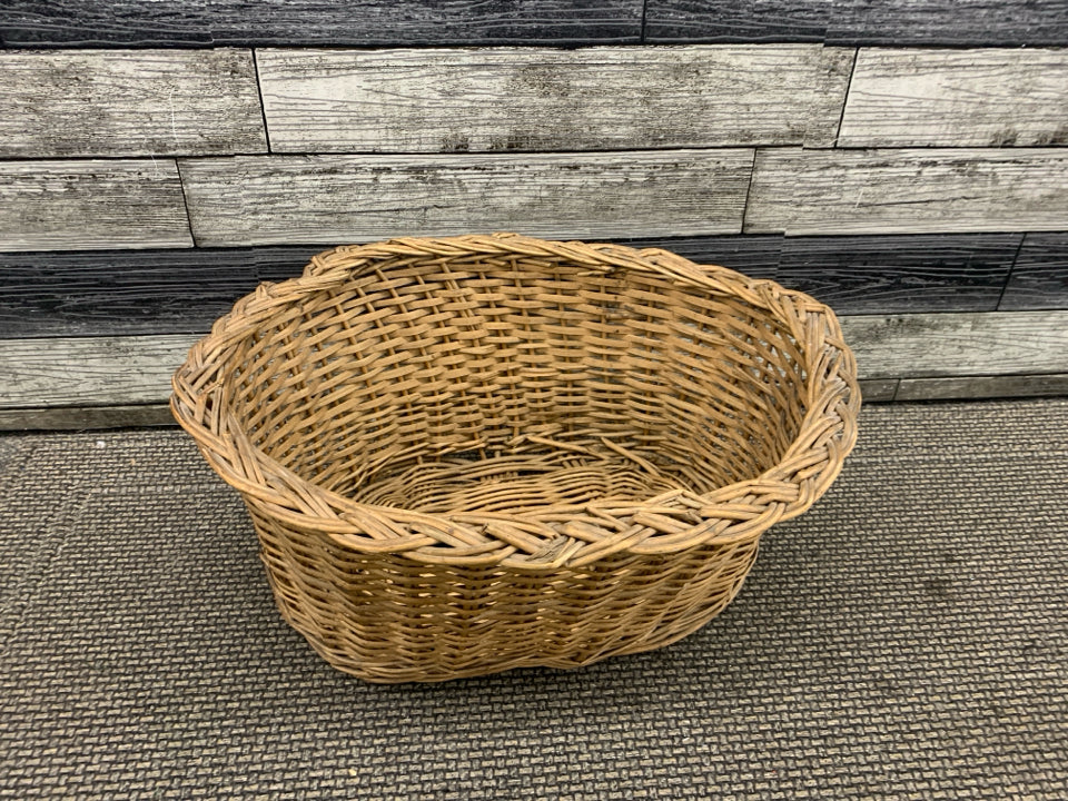 OVAL WOVEN BASKET W/ THICK BRAIDED EDGE.