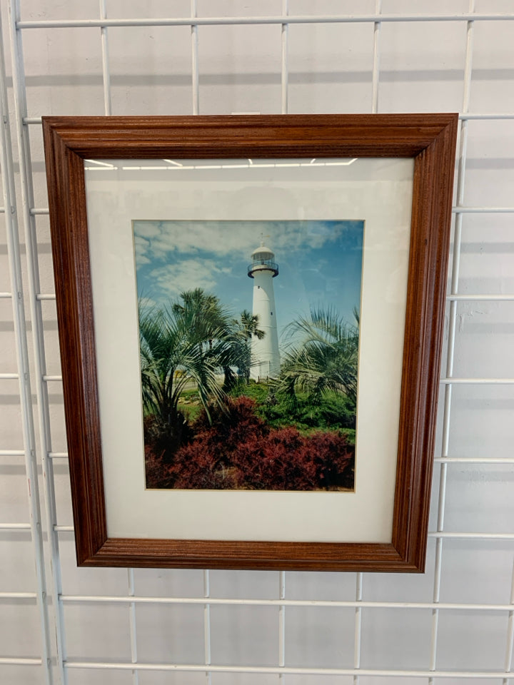 LIGHTHOUSE PHOTO IN WOOD FRAME.