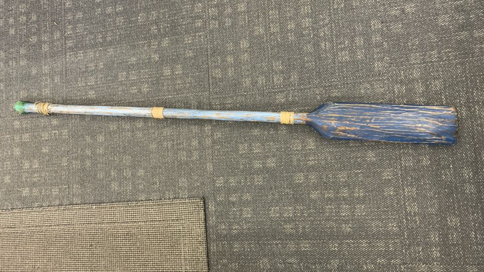 DISTRESSED BLUE WOODEN OAR W/TWINE WALL HANGING.