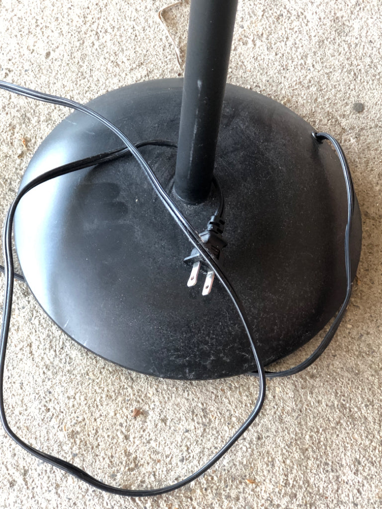 BLACK METAL FLOOR LAMP W/3 WHITE PLASTIC ADJUSTABLE SHADES.
