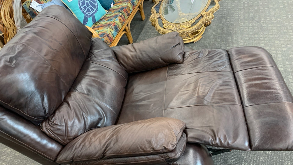 BROWN LEATHER RECLINER.