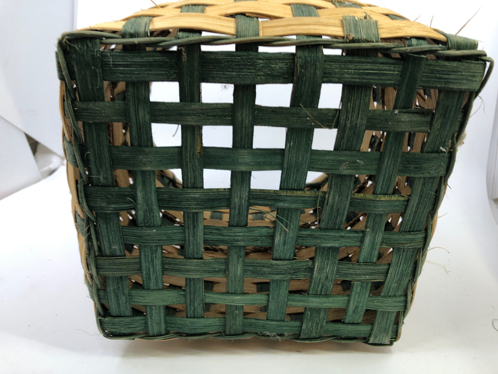 BLONDE/GREEN APPLE WEAVE BASKET WITH CERAMIC WHITE/APPLE HANDLES.