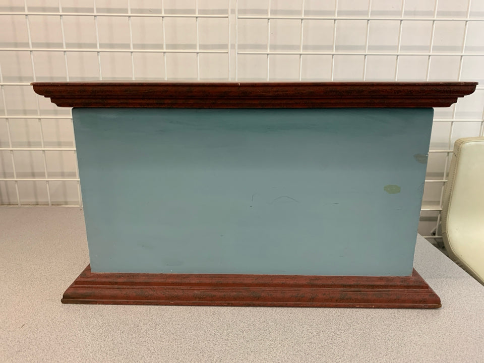 WILLIAMSBURG HAND-PAINTED STORAGE BOX W/LID.