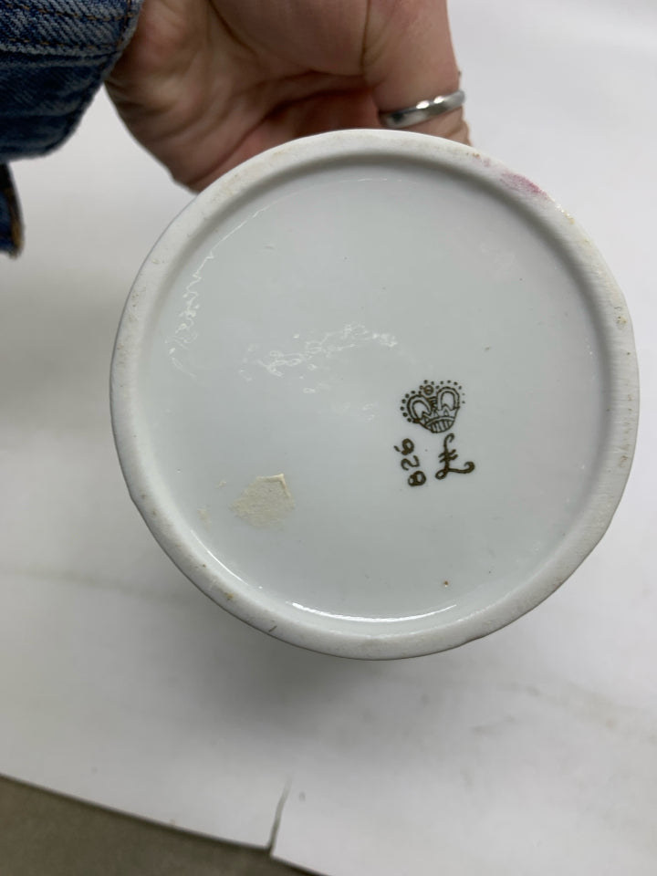 SHORT WHITE VASE W/ 3D FLOWERS GOLD DETAILS.