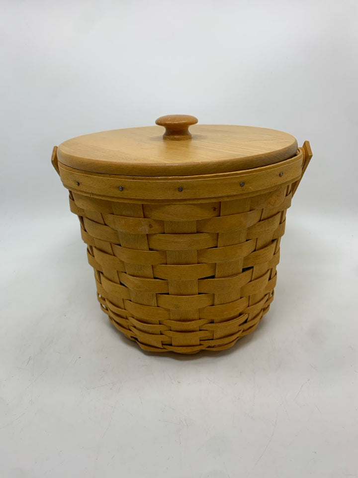 1999 ROUND BASKET W/ PLASTIC INSERT AND WOOD COVER AND HANDLE.