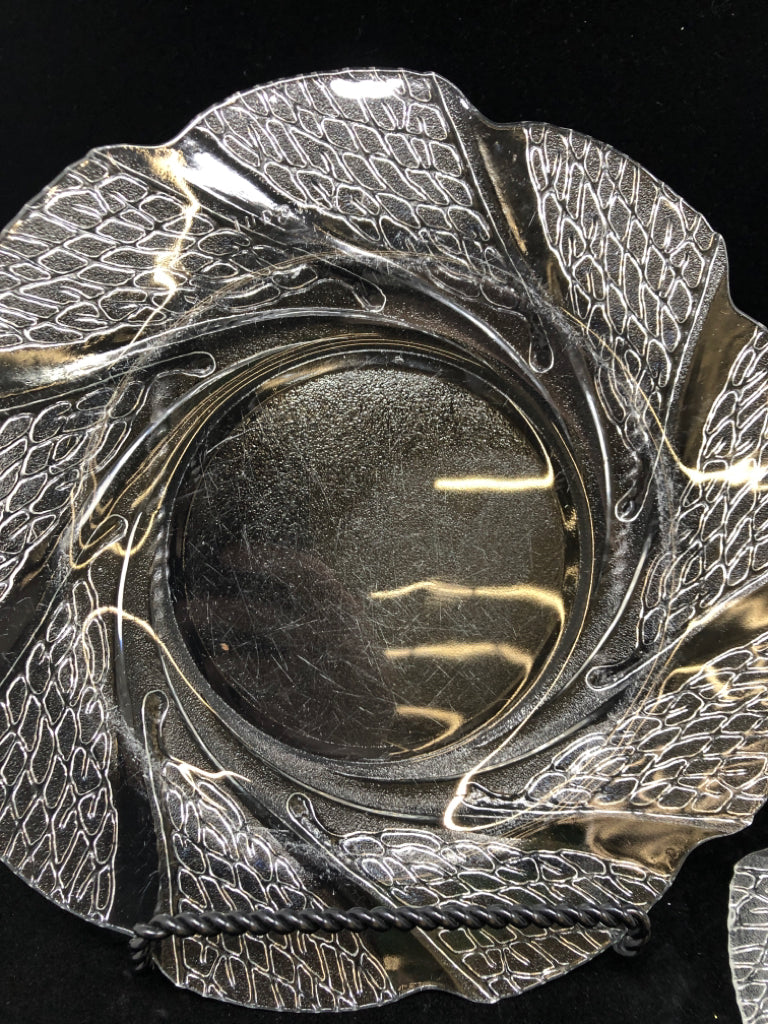 2 CLEAR GLASS SWIRL DINNER PLATES.