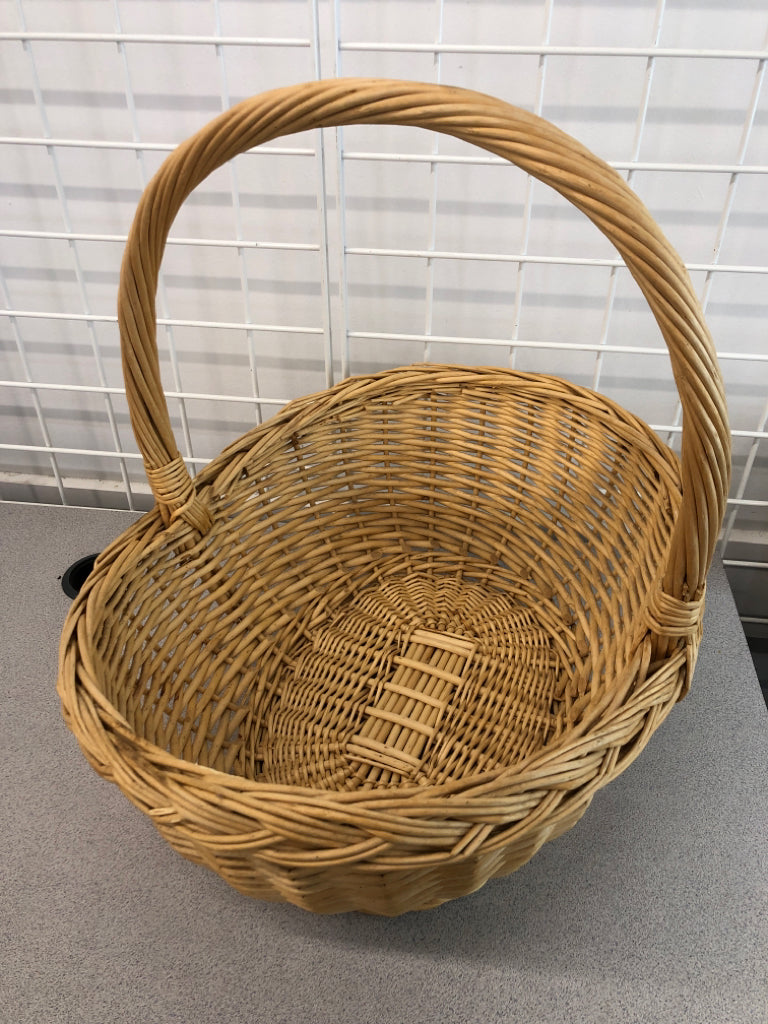 WOVEN WICKER BASKET.