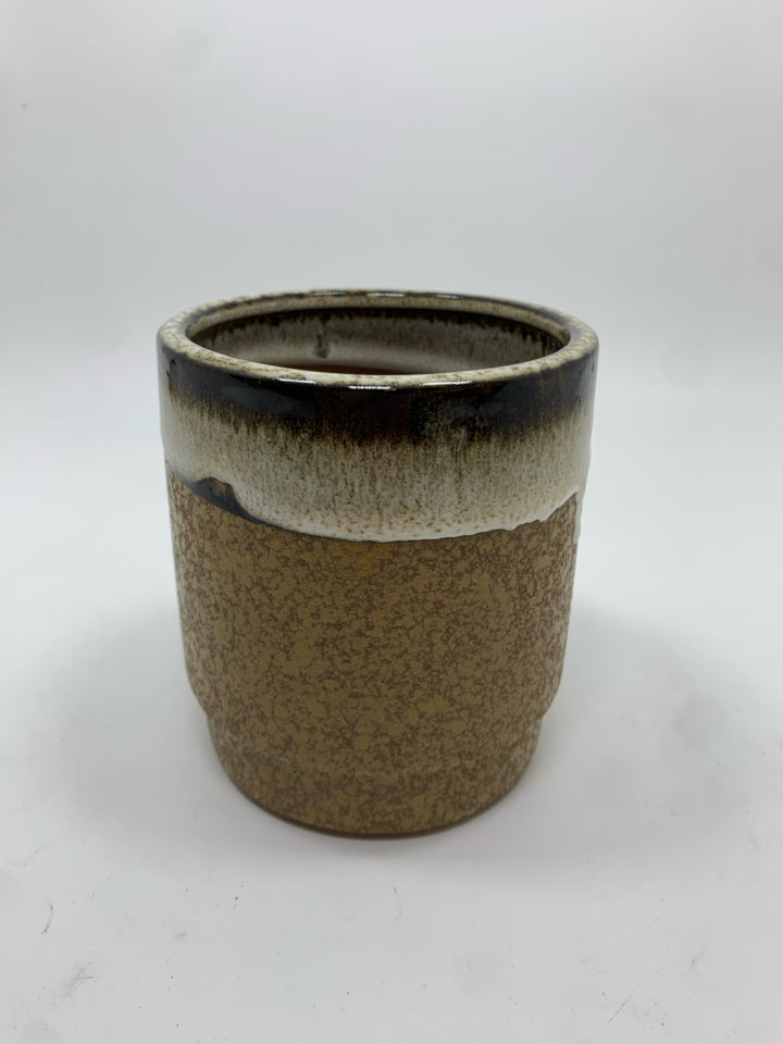 BROWN/WHITE DRIP GLAZE PLANTER.