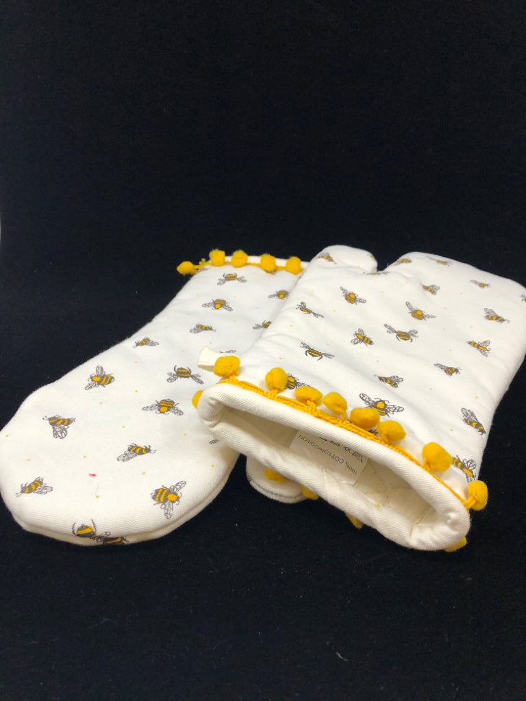 2PC BEE OVEN MITTS W/YELLOW POM-POMS.